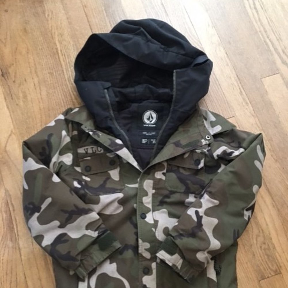 Volcom Camo Hooded Jacket, Boys small  (W-3)